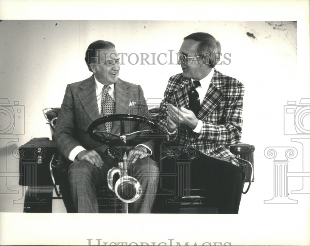 Press Photo Two Persons Car Black White Checks Coat