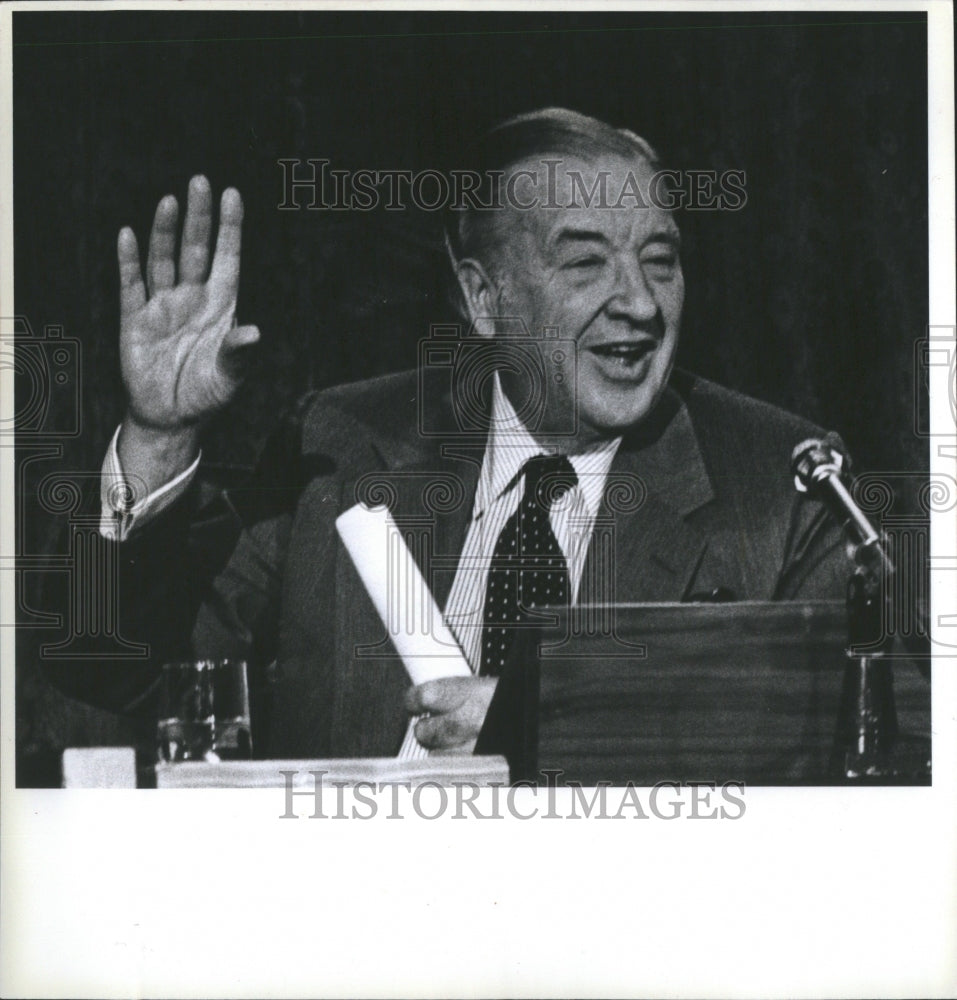 1990 Press Photo Henry Ford II at press conference