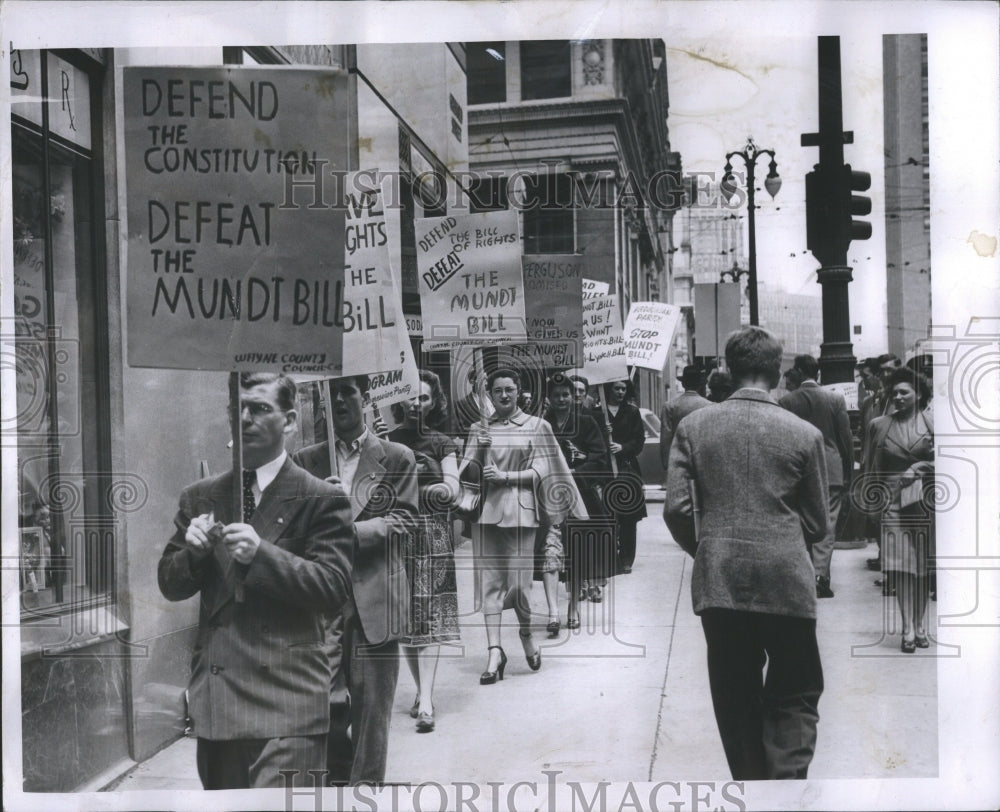 1948 Press Photo Detroit Picketers Mundt Bill Penobsoot