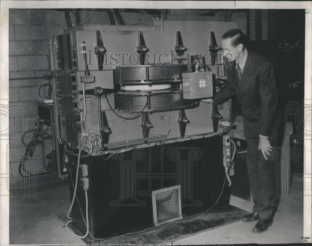 1948 Press Photo Donald Kerst Displays Volt Betatron