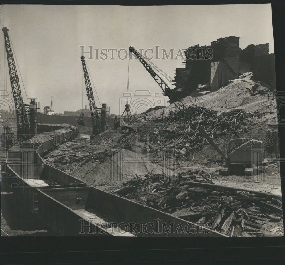 1935 Press Photo Huge Cranes Move Fire-Damaged Grain