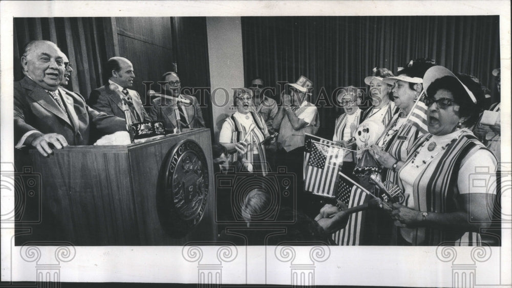 1976 Press Photo City Hall Liberty Belles Beaus Sing