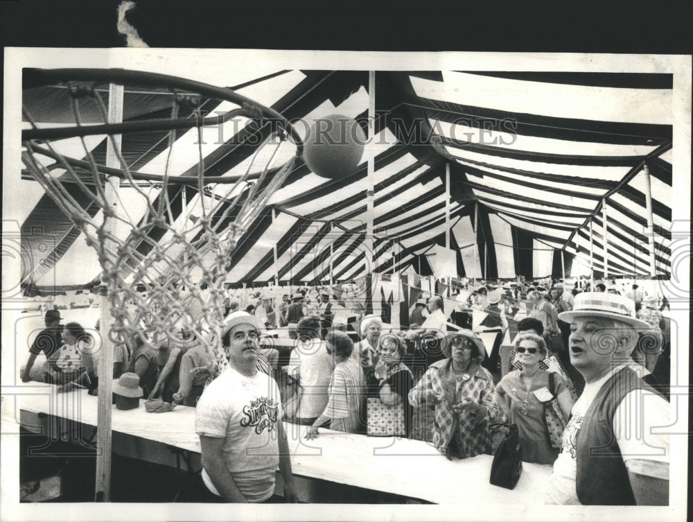 1980 Press Photo Senior Citizens Picnic Basketball Shot