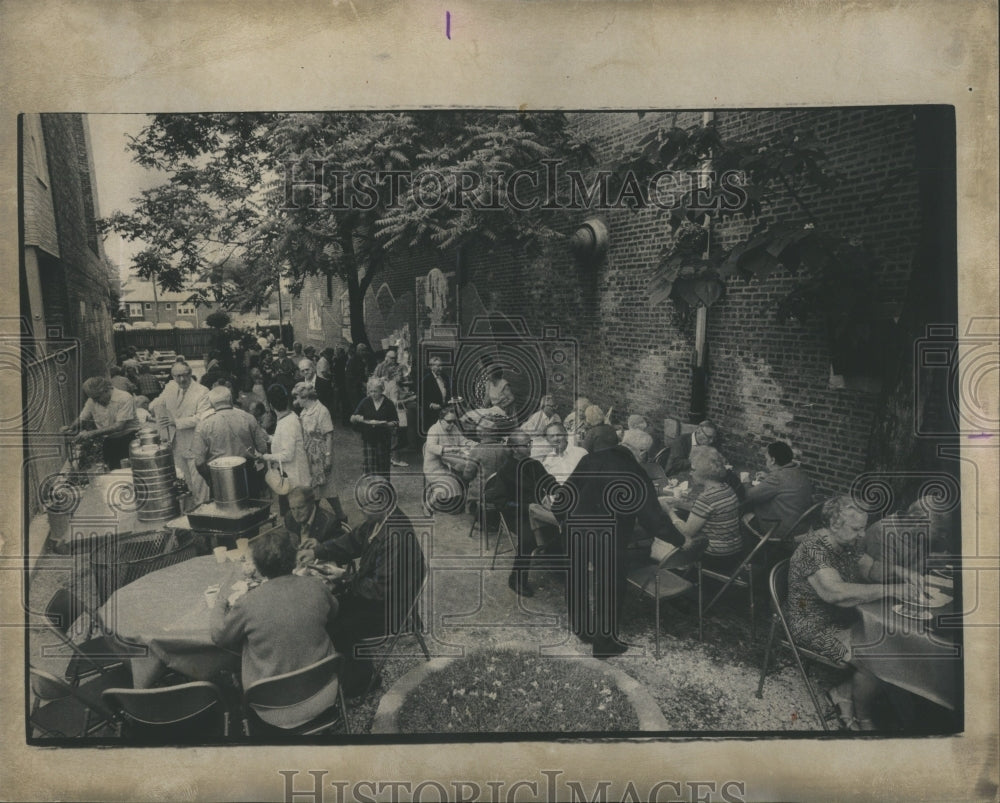 1975 Press Photo Senior Citizens Park Chicago Eating