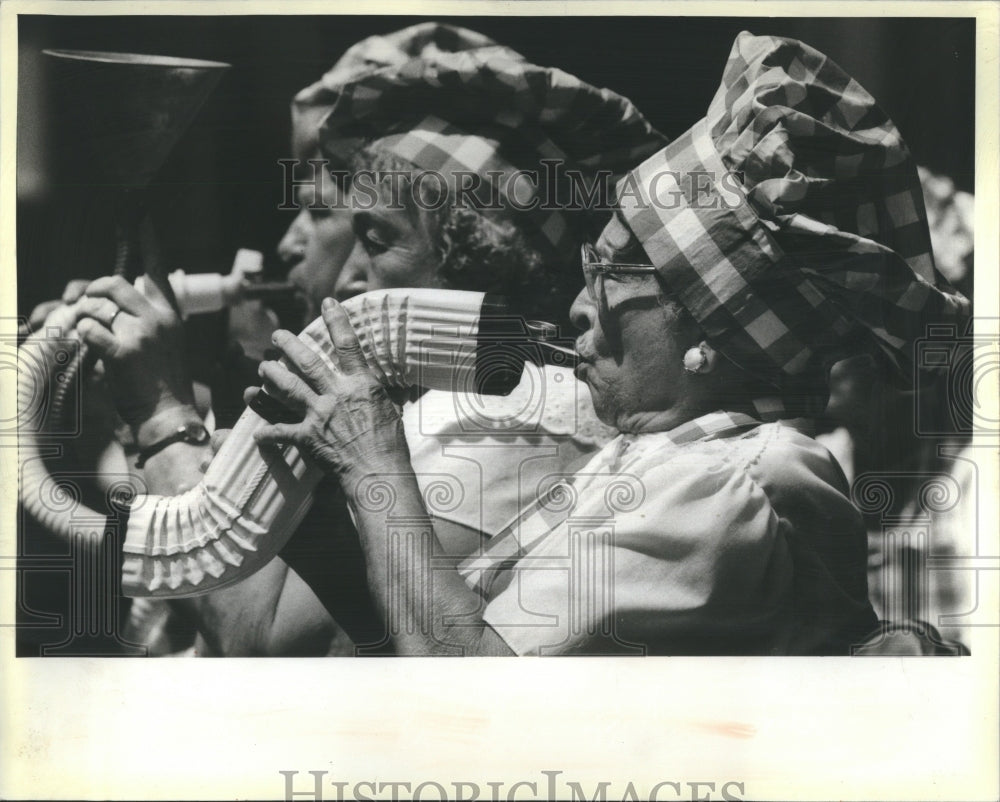 1984 Press Photo Checkerboard Squares Kitchen Band