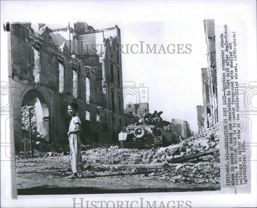 1956 Press Photo Younster stands alone at death scene