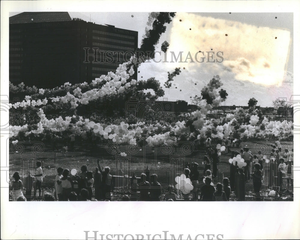 1993 Press Photo Flag Ballons Itasca&#39;s Hamilton Hotel