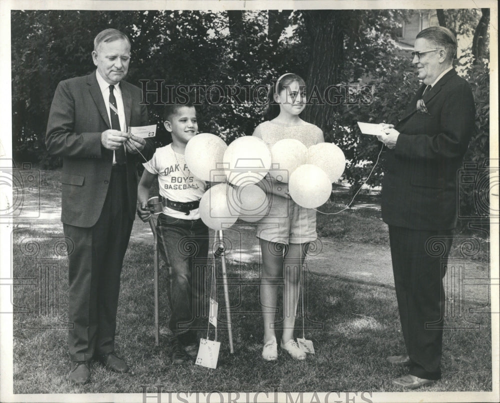 1963 Press Photo A balloon Sponsored Playgrounds Kiwan