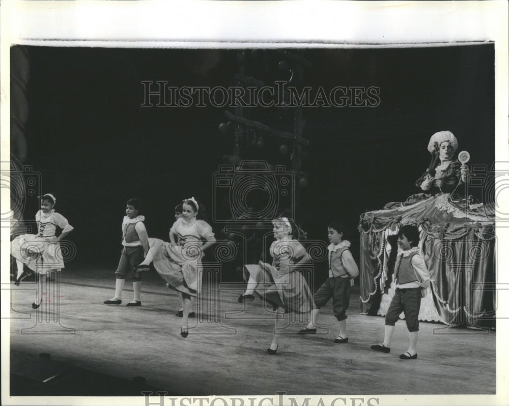 1984 Press Photo Nutcracker Dress Rehearsal Arie Crown