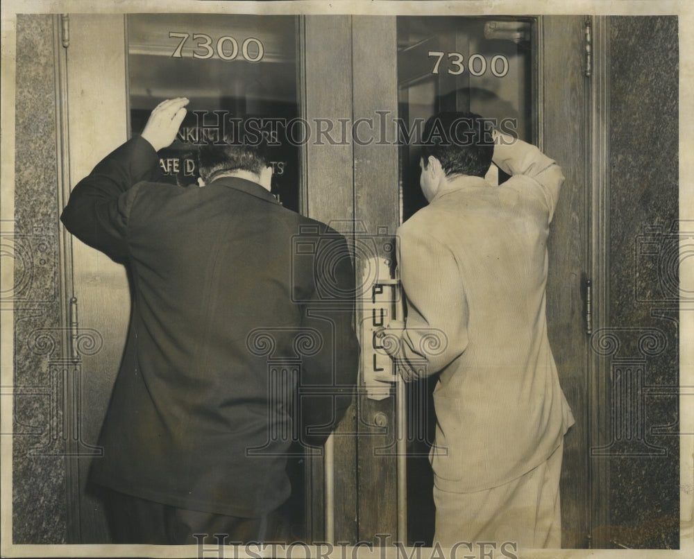 1953 Press Photo Depositor&#39;s peep thru door of closed