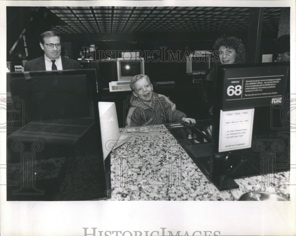 1990 Press Photo Joseph Hoisington First National Bank