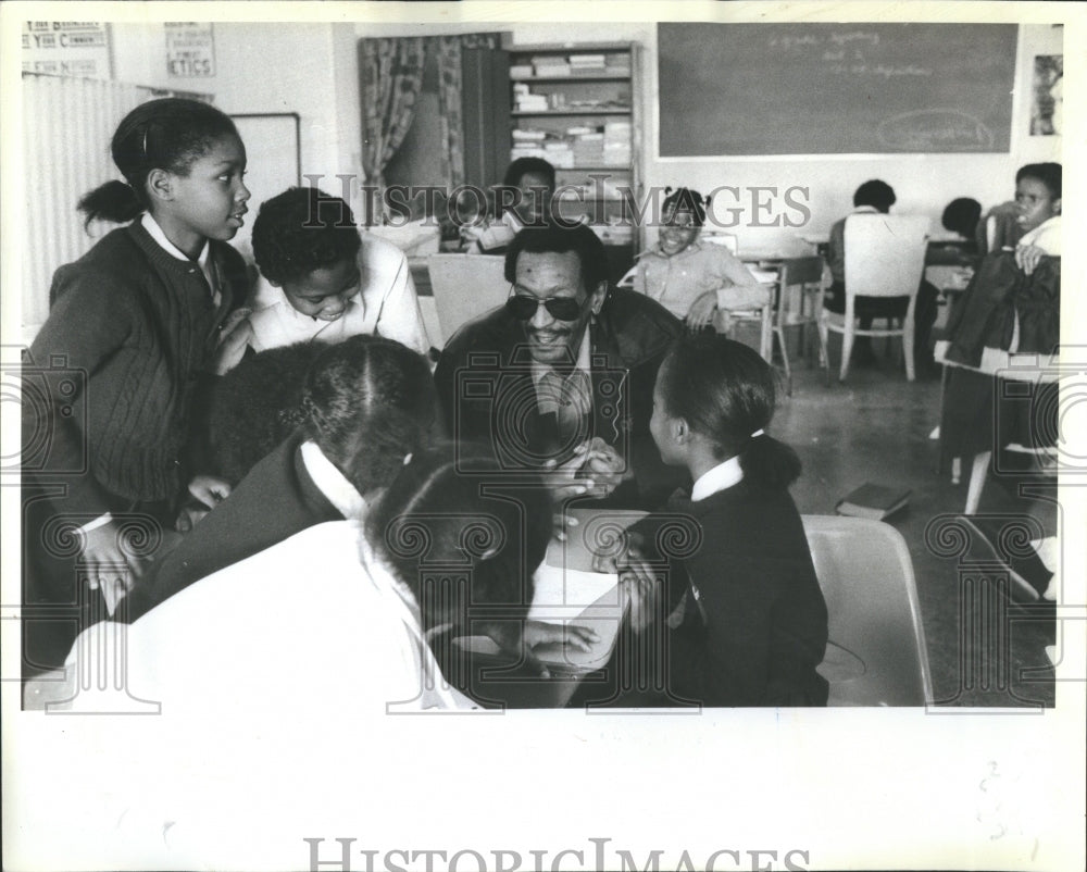 1982 Press Photo Colbert works with students