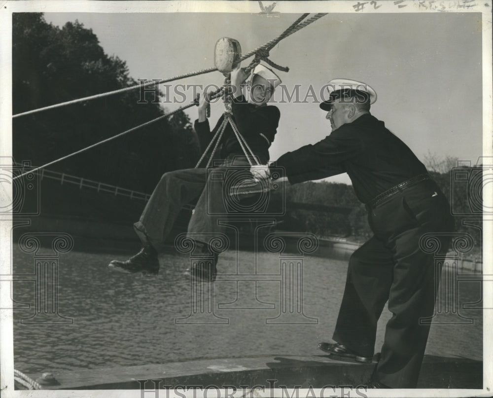 1942 Press Photo Bosn Chair Rescue Test US Navy