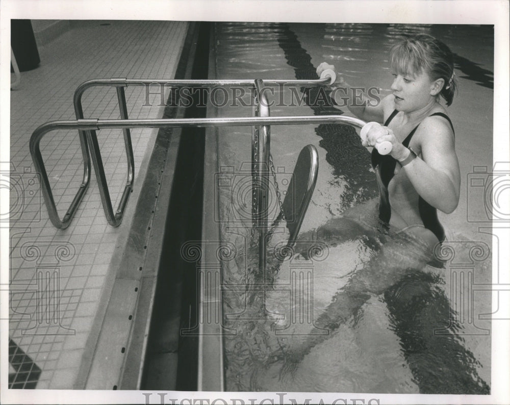 1991 Press Photo Mary Rice demonstrates water aerobics