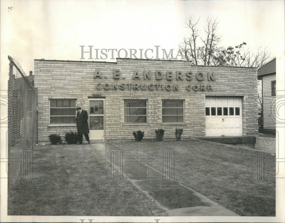 1960 Press Photo Det Robinson checks grounds