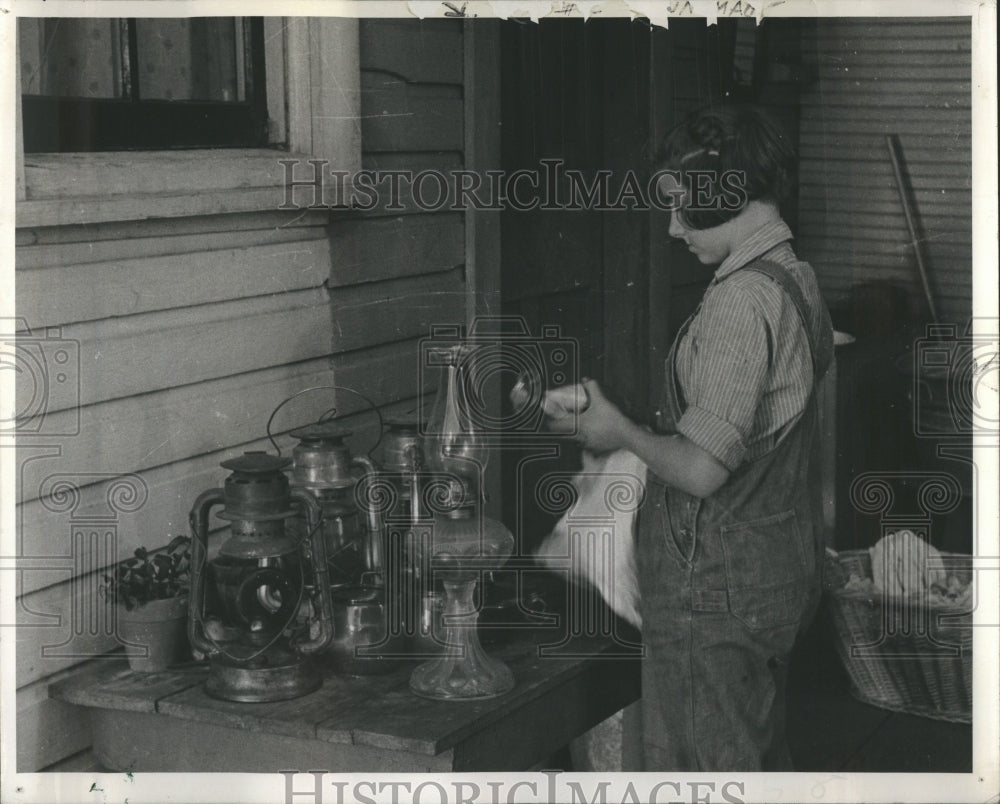 1941 Press Photo Parkinson Family Uses Lamps