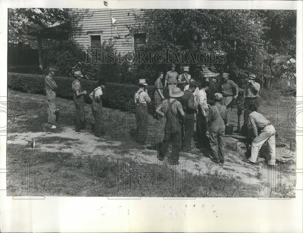 1941 Press Photo Parkinson Family Ohio Get Electricity