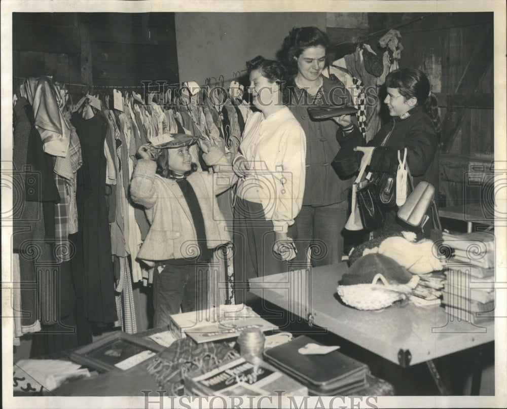 1958 Press Photo Sandra shows Pat Lynch how hat with 1c