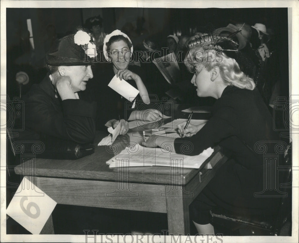 1942 Press Photo Amanda Biebl Orchard Street Saphix