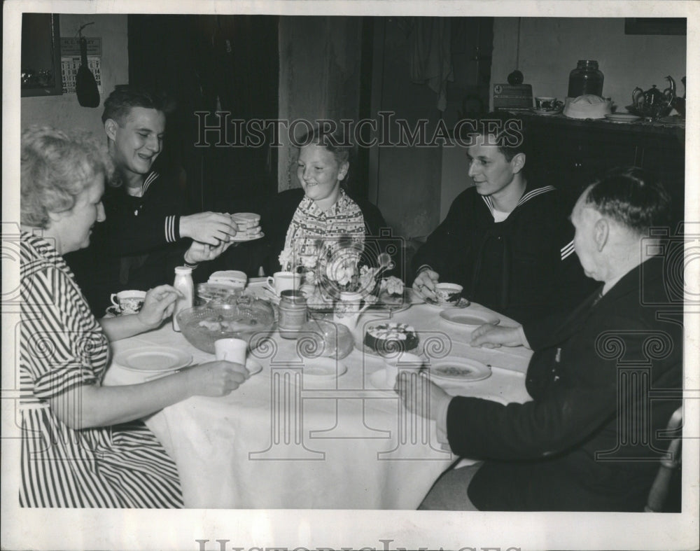 1952 U.S. Navy Entertained In England Press Photo