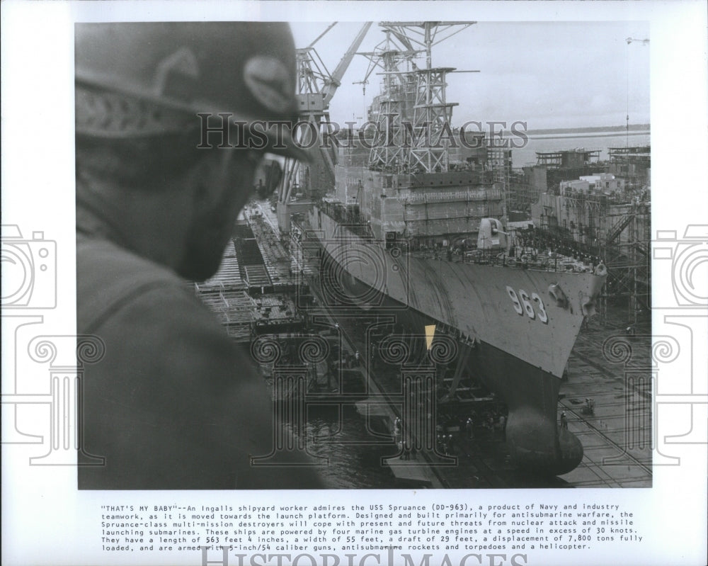 1974 Press Photo Worker Admires Navy Launch Plat Form