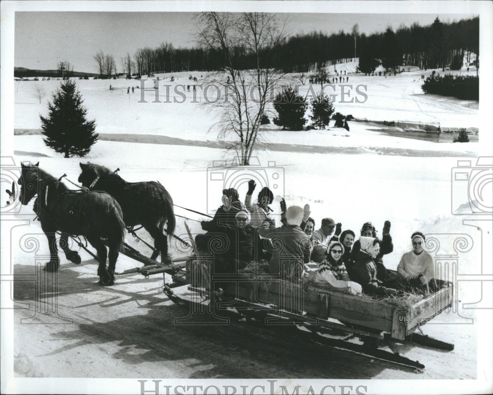 1974 Press Photo Sleigh Ride Popular Light Composed