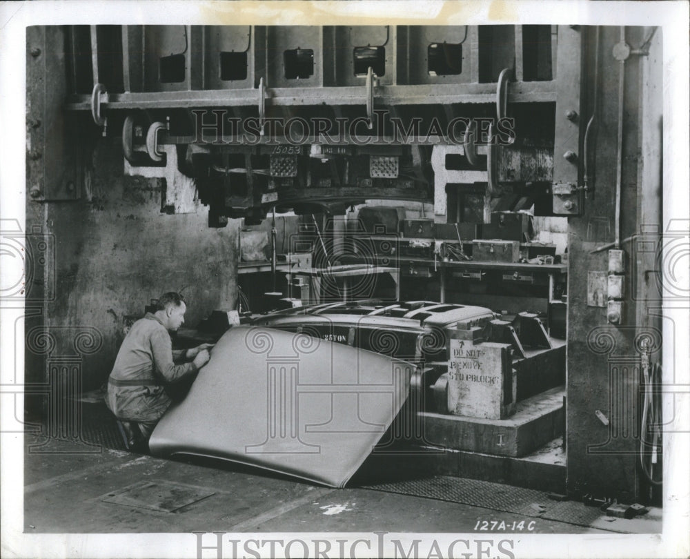 1960 Press Photo Tool Industry 850-ton producing roof