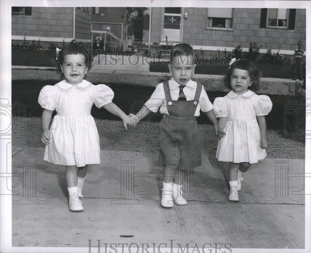 1955 Press Photo Children Human Between Vernacular