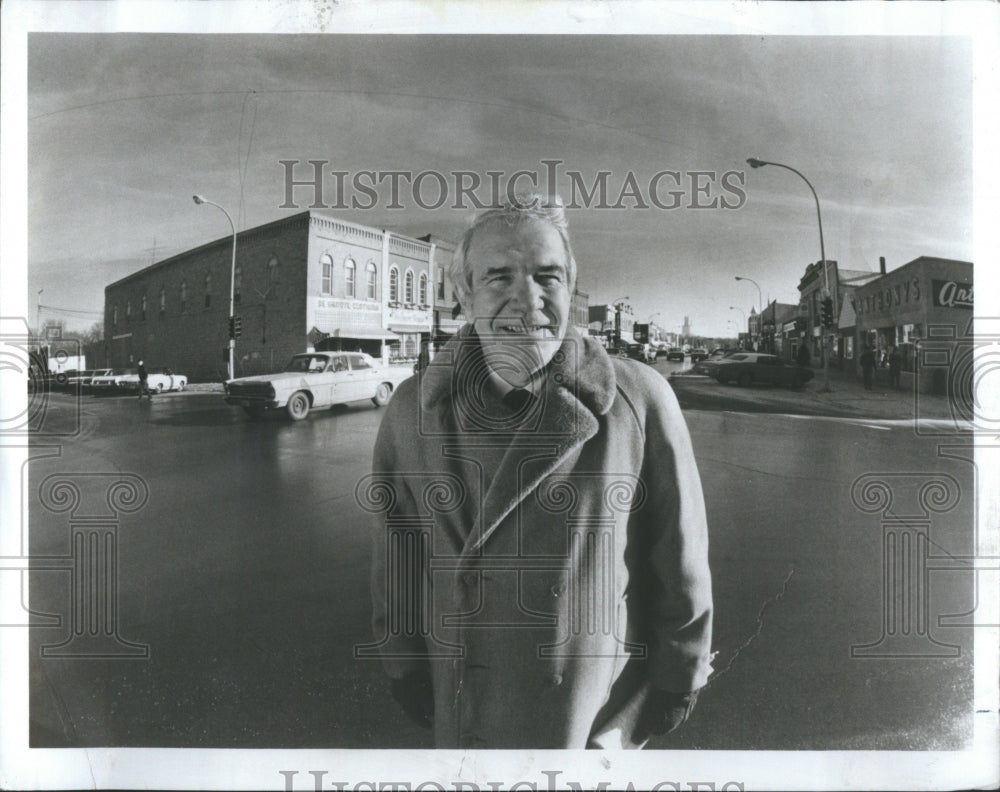 1972 Press Photo Harry Reasoner Newsman Standing