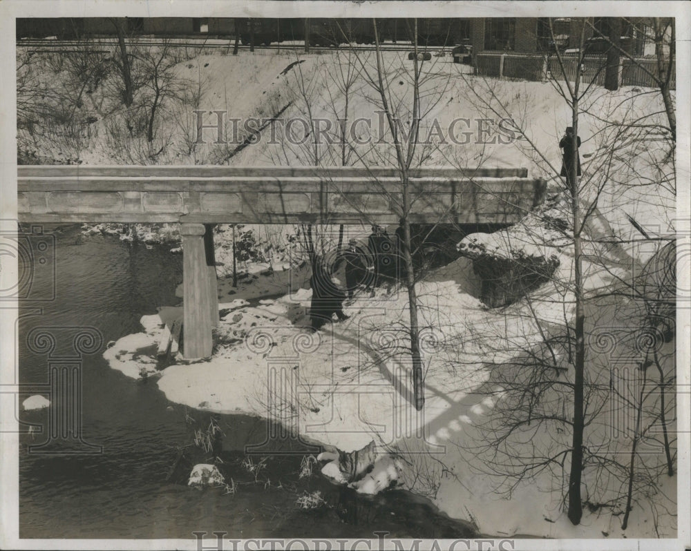 1935 Press Photo Bridge Body Found Richard Streicer Jr