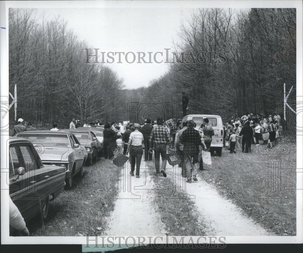 1972 Press Photo Traffic People Cars overflow