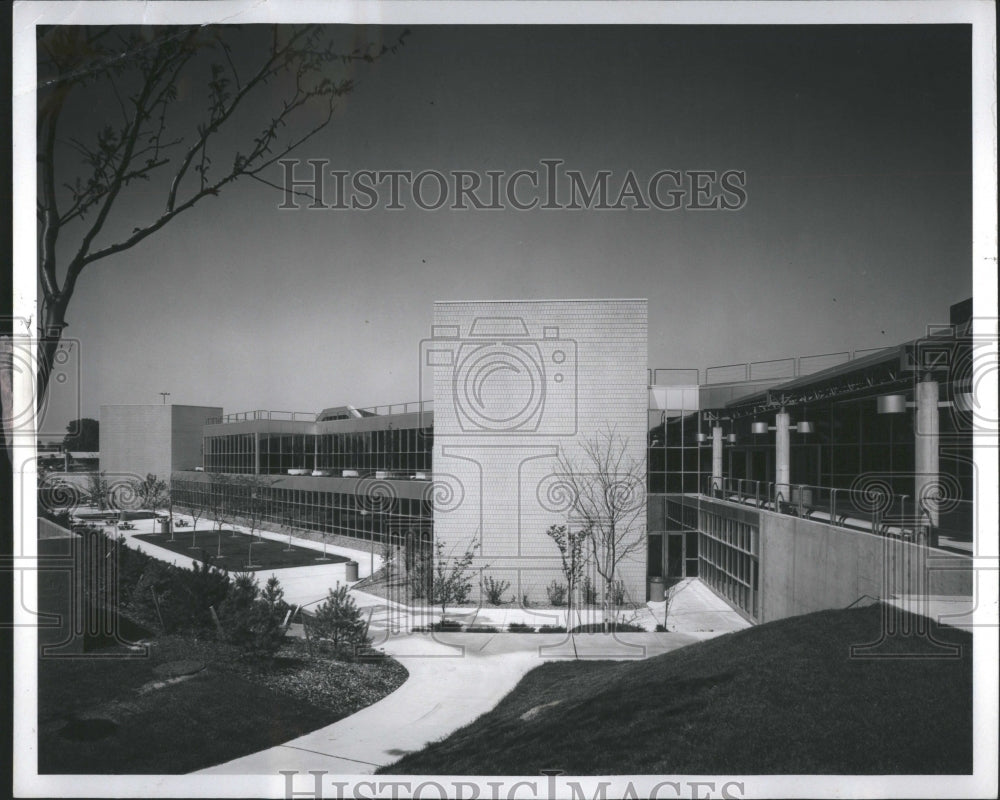 1988 Press Photo Oak Land Community Colege Front View