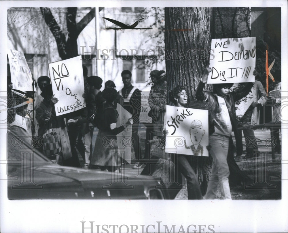 1969 Press Photo College Students Pickett Highland Park