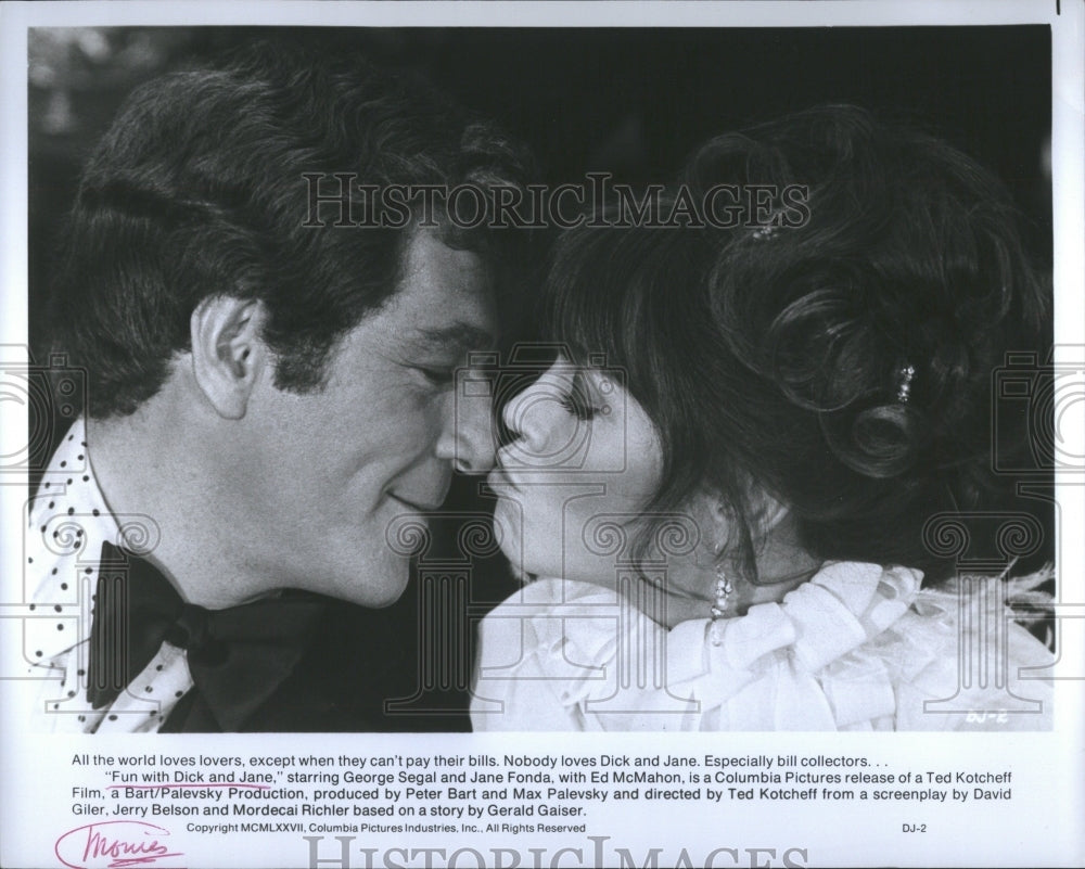 1977 Press Photo &quot;Fun with Dick and Jane,&quot; both kissing