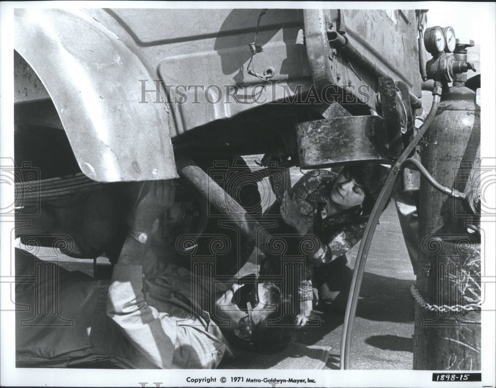 1971 Press Photo Stars of &quot;Going Home&quot; working on car