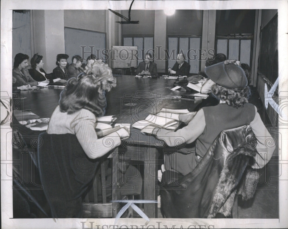 1945 Press Photo Hungry Adults Dish Huge Table Thirty