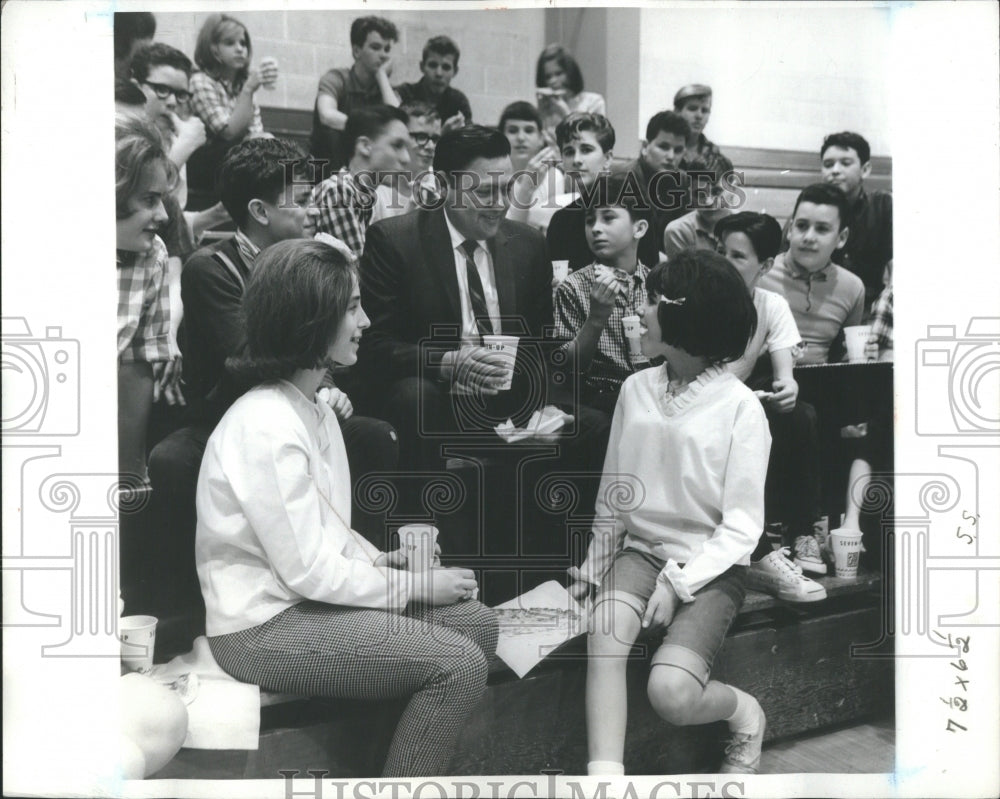 1965 Press Photo Police Counselor Students Flints Schoo