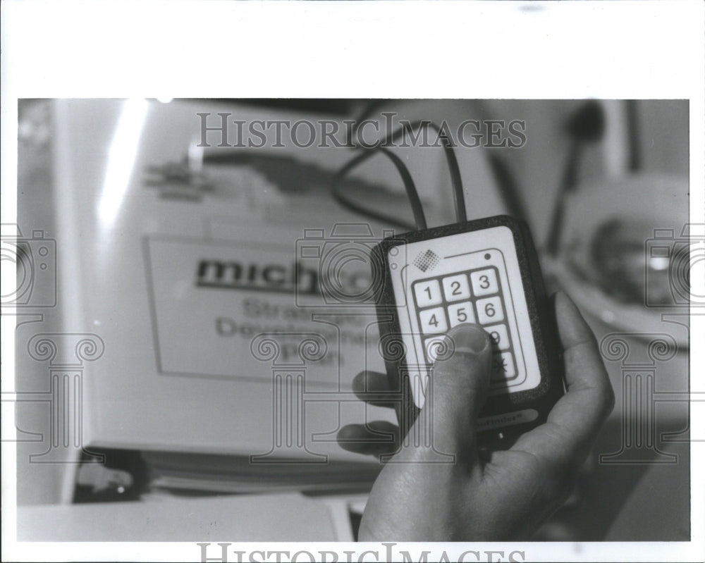 1992 Press Photo Optionfinder Portable Computer System