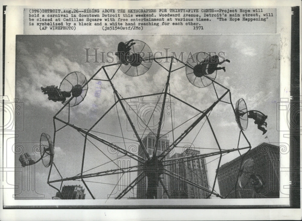 1971 Press Photo Children Giant Wheel Downtown Detroit