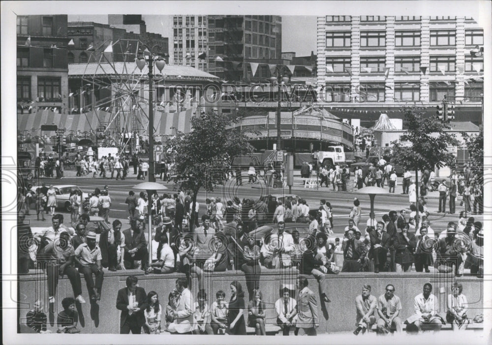 1971 Press Photo People Road Downtown Detroit Recns