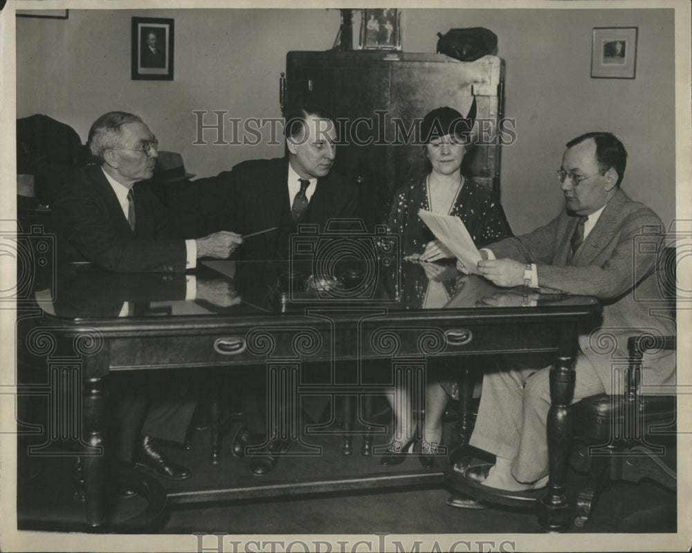 1982 Press Photo Detroti Jury Commission Richard L