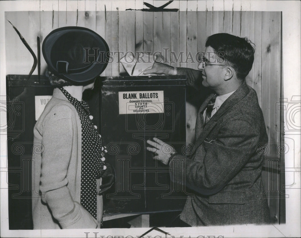 1938 Press Photo Man Votes Ballot Box Detroit Elections