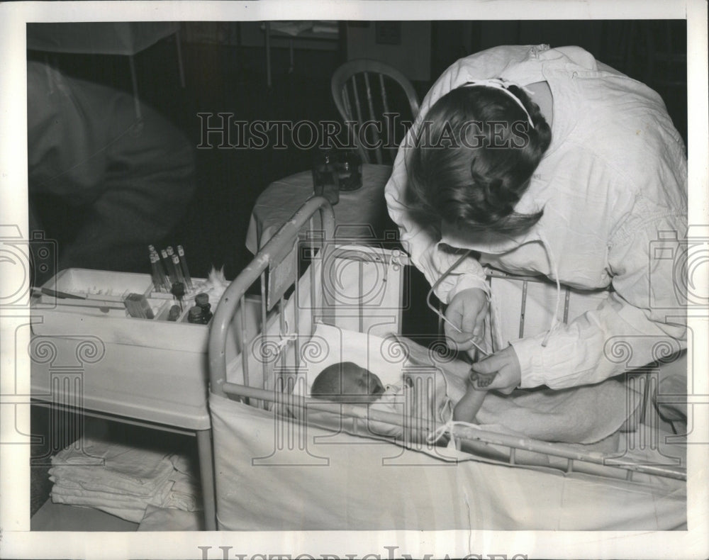 1939 Press Photo Child Lusty Youngster Incubator Room