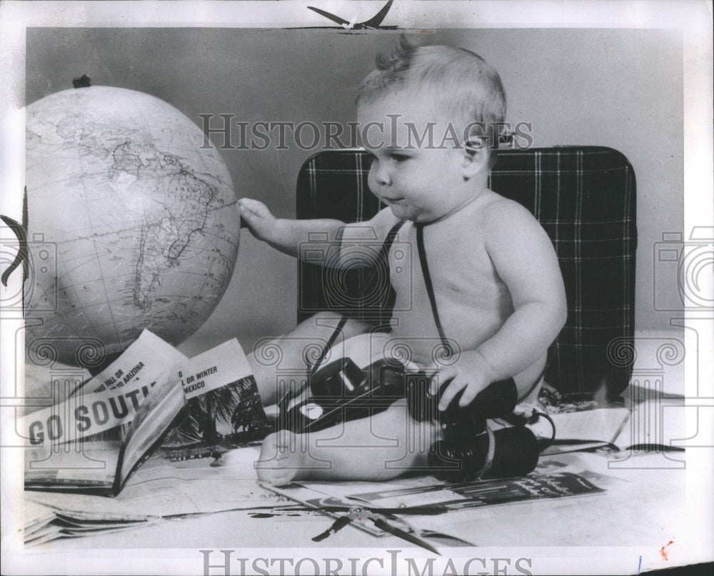 1962 Press Photo BABIES PLAYING Globe