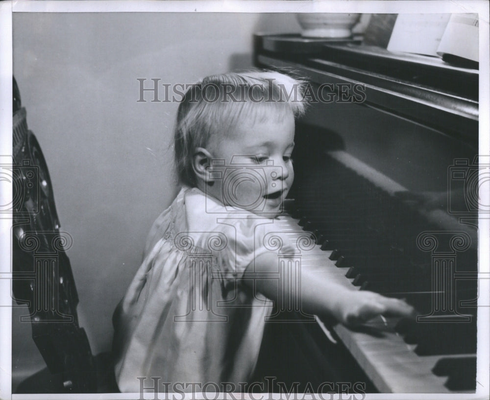 1954 Press Photo Babies Playing