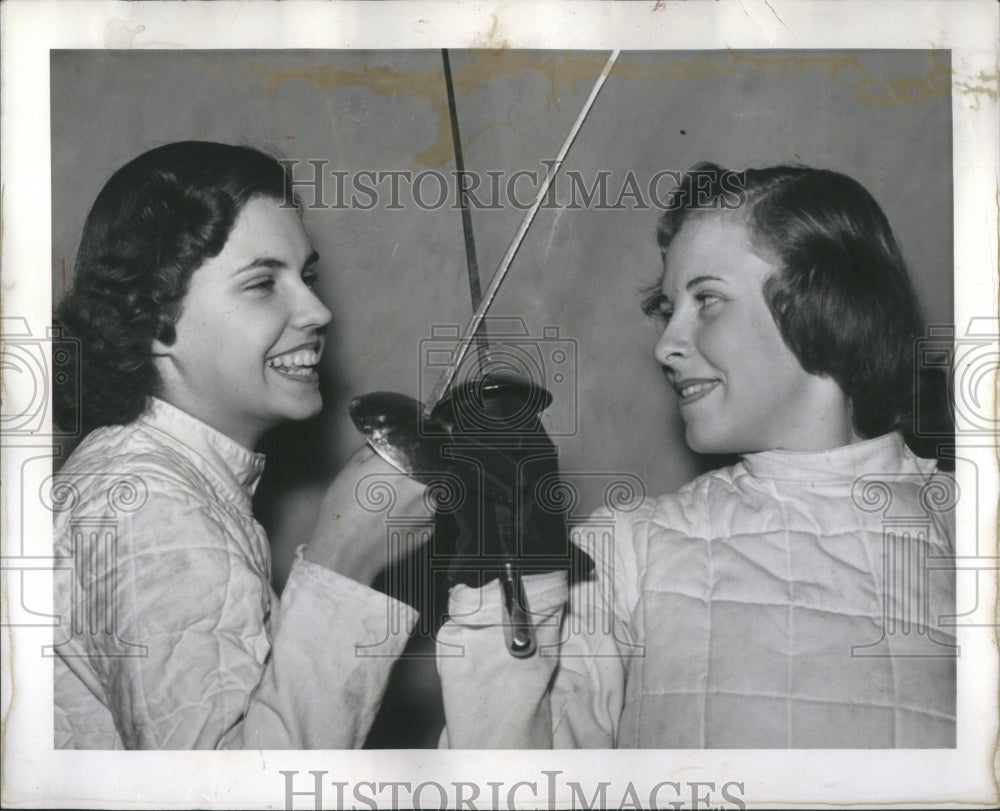 1937 Press Photo H P F College Fitting ClassFencing Wom