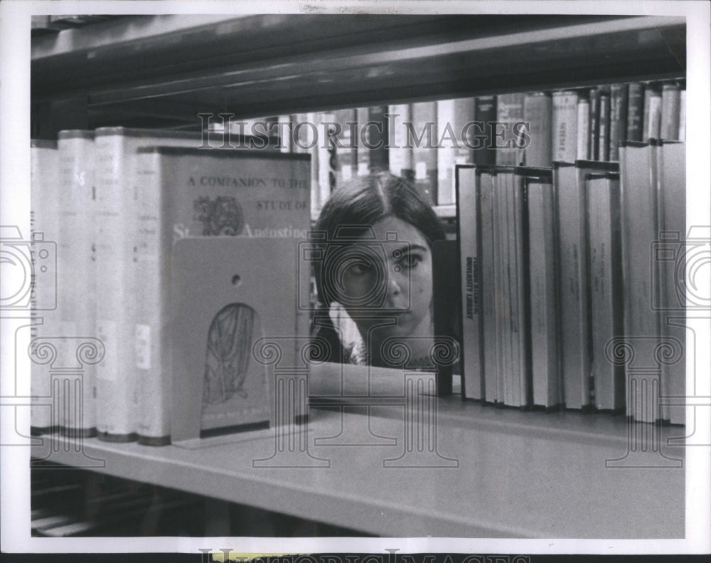 1968 Press Photo Edith Stern Mental Stimulation Library