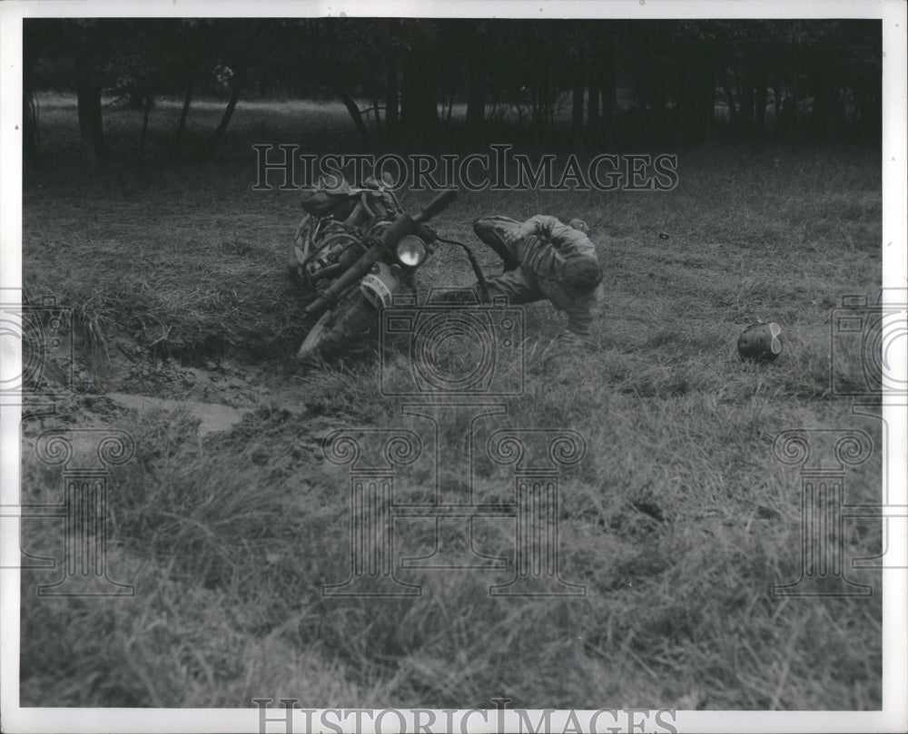 1942 Press Photo Army War Show Sham Battle Soldier