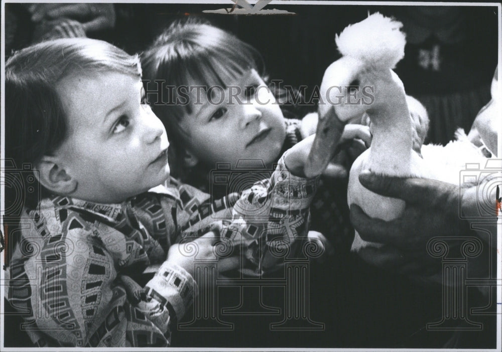 1972 Press Photo Macomb Mall Kids Animals Marty Marzolf