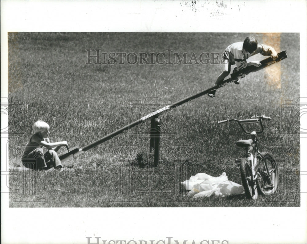 1986 Press Photo Jacin Lohman Teeter Totter Ground Game